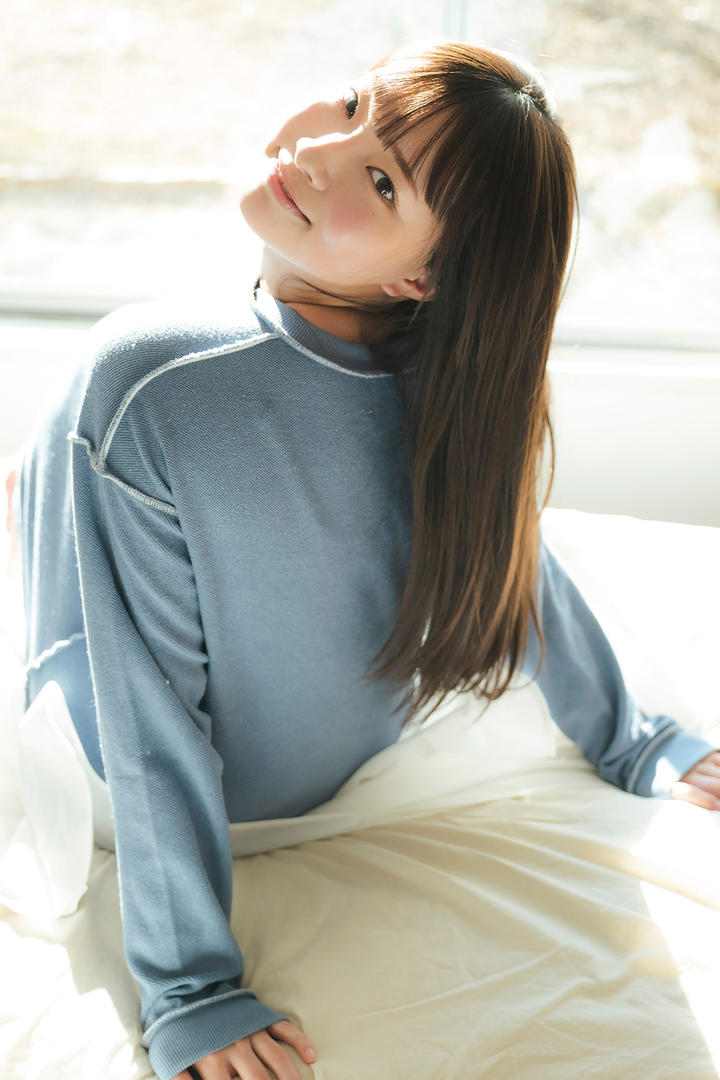 日本年轻漂亮的女孩个人艺术写真图片