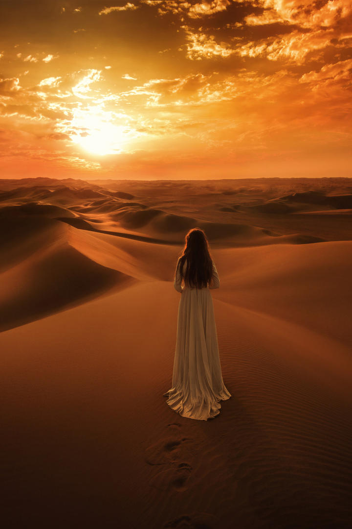 站在沙漠中的唯美女生壁纸图片