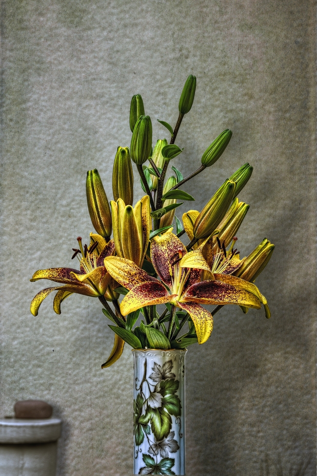 古董花瓶黄色百合插花图片