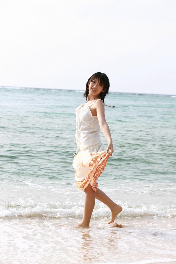 海边散步的日本清纯美女唯美壁纸图片