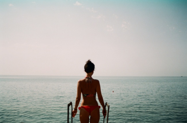 游艇甲板比基尼美女背影图片