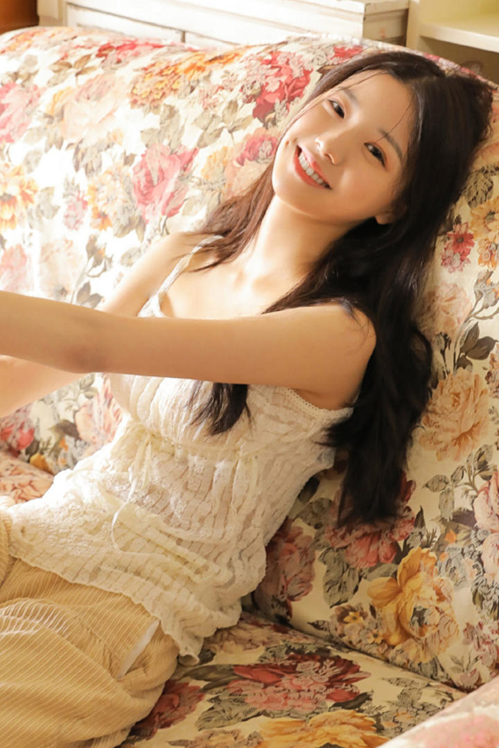 躺在沙发上的极品清纯女神写真