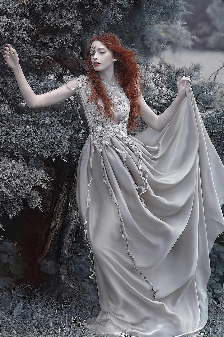 穿着长裙的欧美话剧美女艺术人像摄影图片