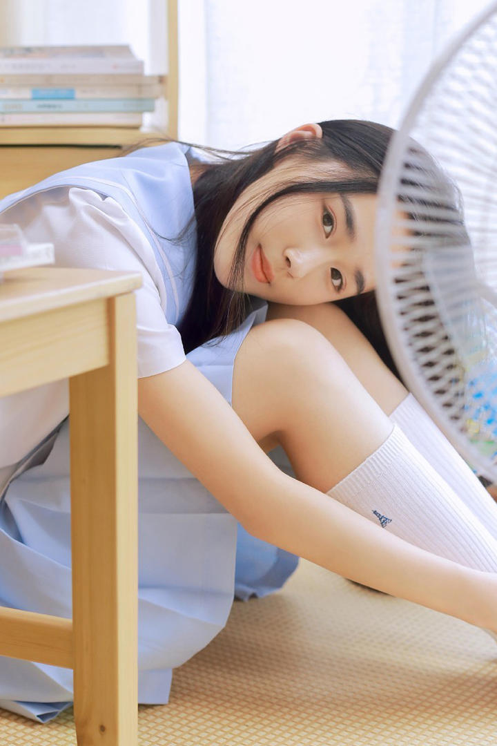 抱着白皙美腿的青春美少女图片