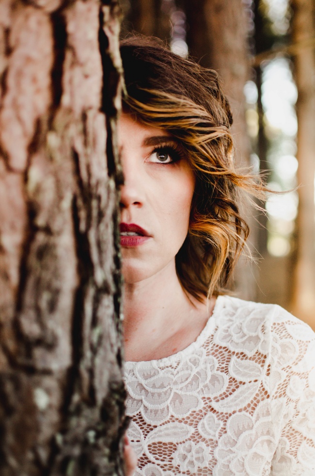 树林清新美女写真图片