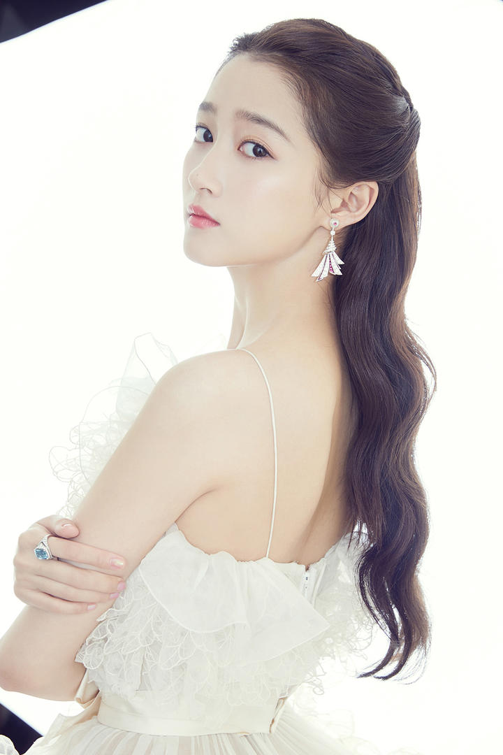 高清美女明星关晓彤迷人香肩写真图片