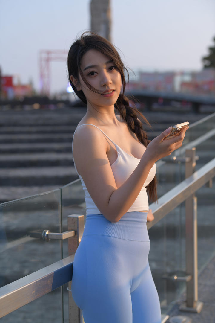 丰满肉感身材美女紧身瑜伽裤街拍图片大全