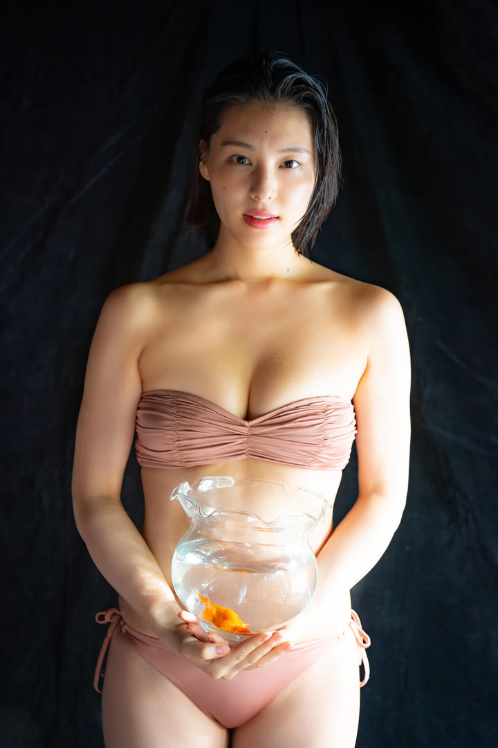 捧着鱼缸的美女日本西西人体艺术网