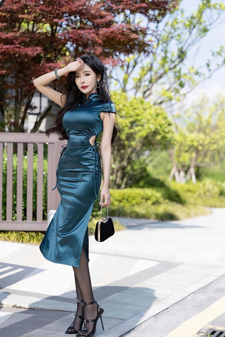 国内街拍时尚性感的美女模特王馨瑶写真图片