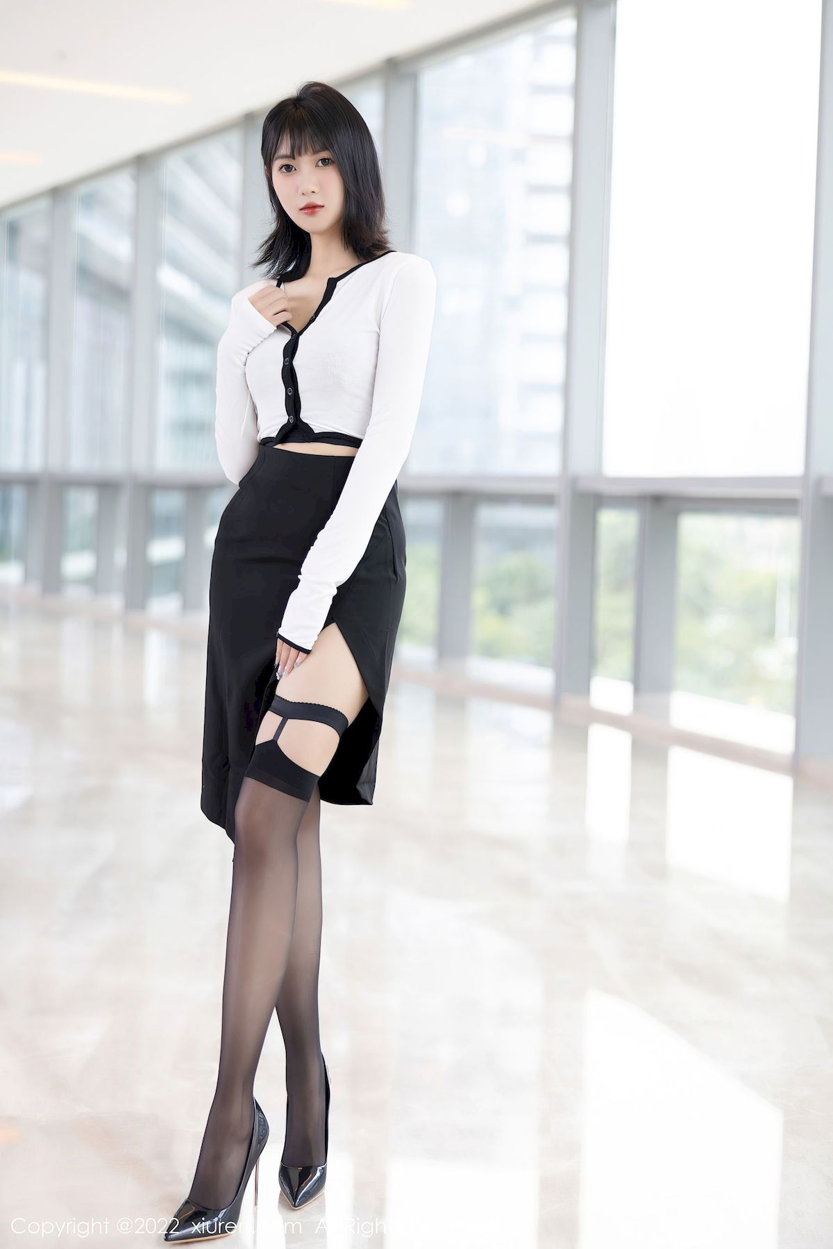 秀人网美女模特林子遥白色轻透上衣黑色短裙性感写真