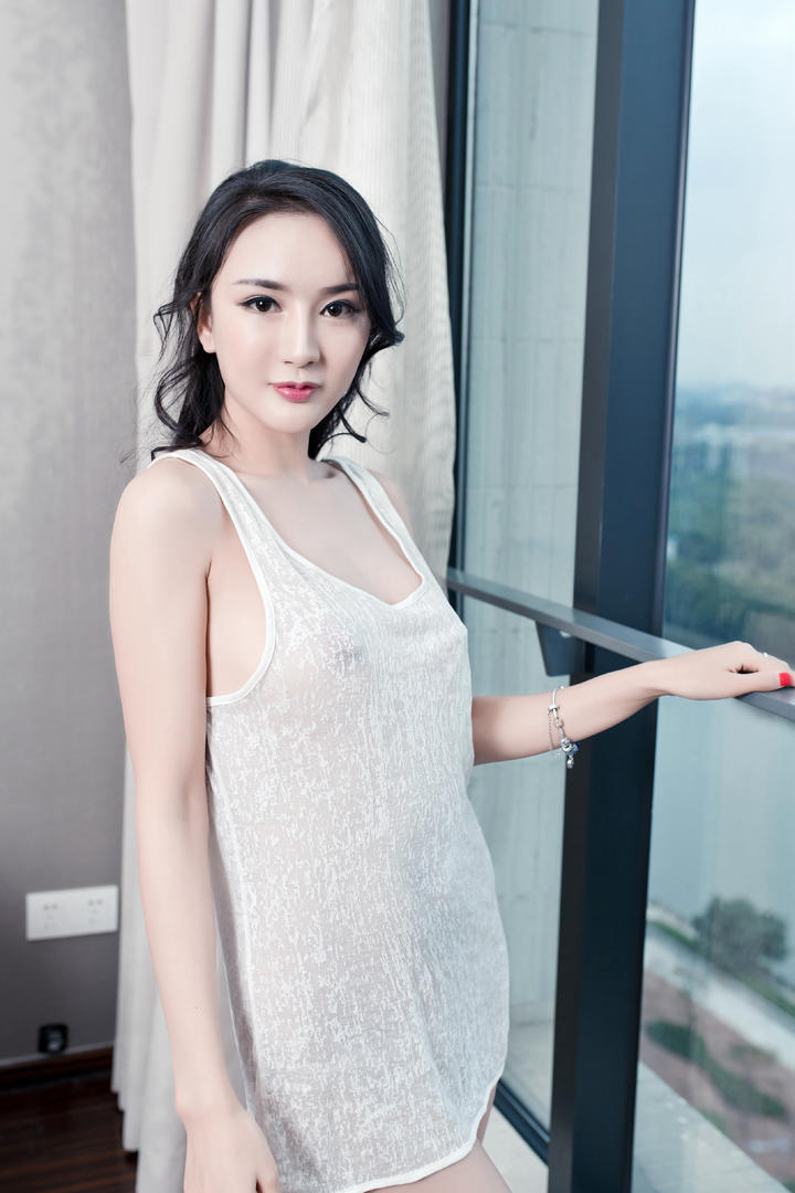 窗户边的高清性感美女写真图片