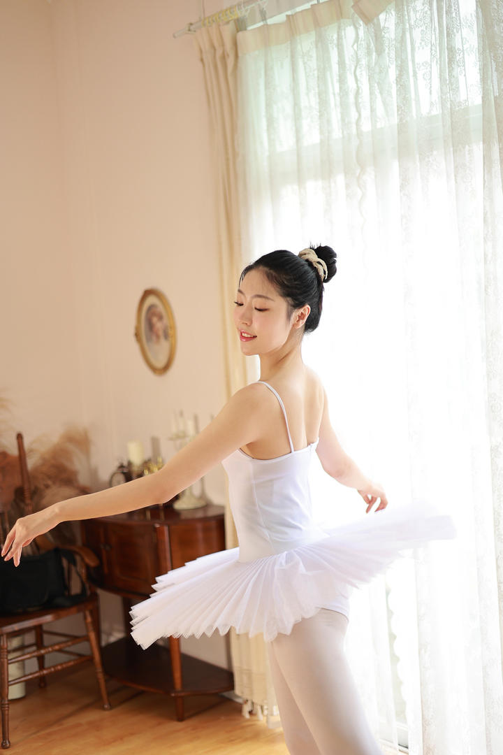 翩翩起舞的芭蕾舞美女老师私房照图片