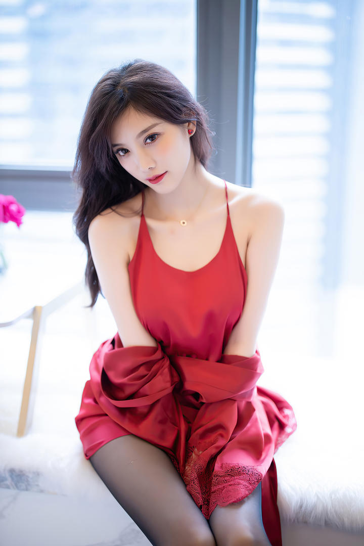 穿着红色睡衣的性感丝袜美腿美女杨晨晨大胆美女写真图片