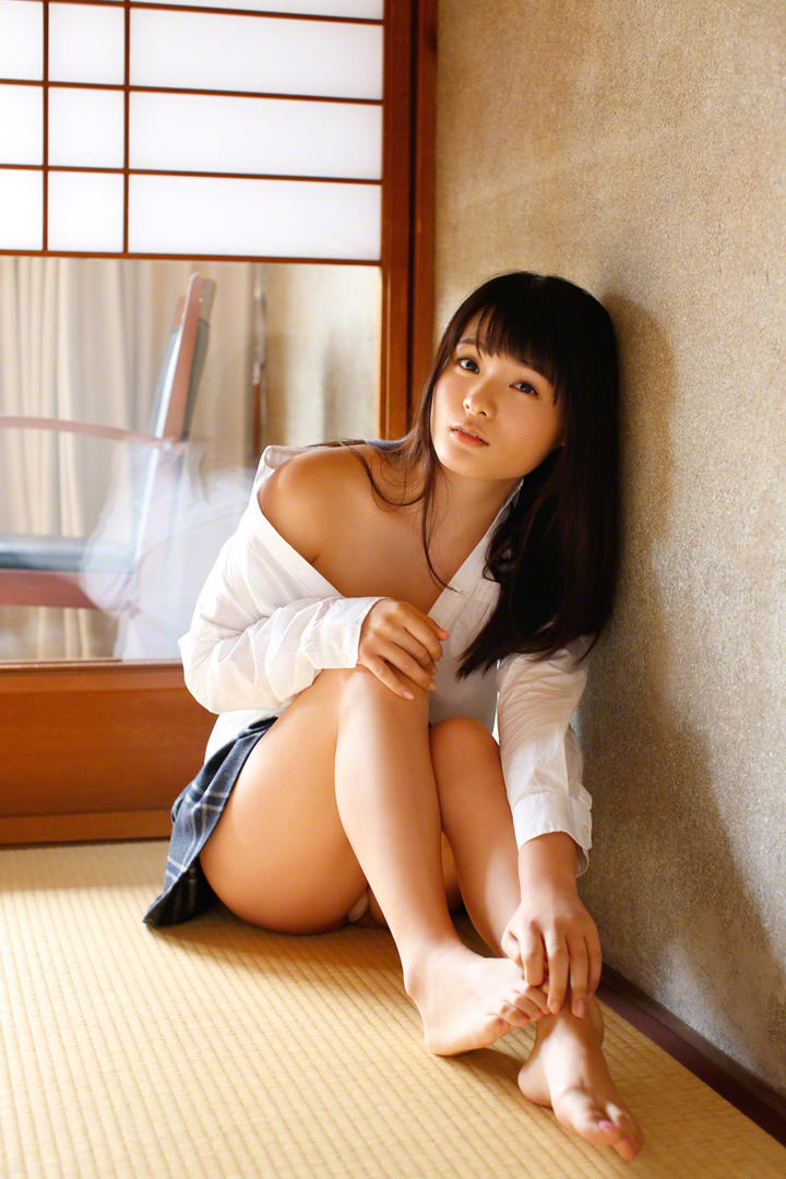 坐在席子上的日本超短裙美女星名美津纪图片