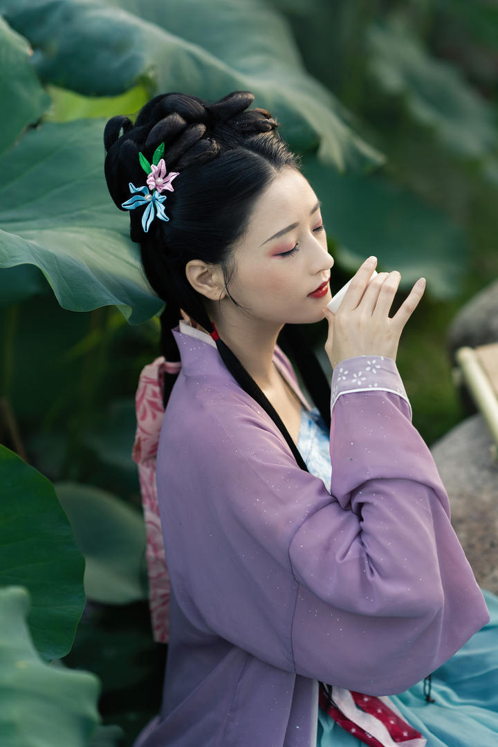 品茶的古装美女个人艺术写真照片