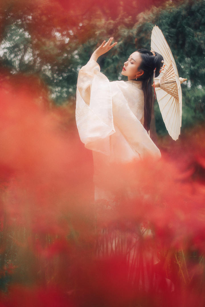 打着伞的超清古典古装美女图片写真