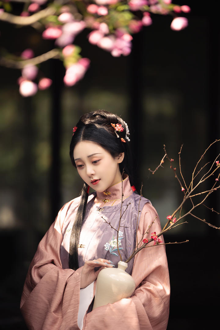 抱着花瓶的古装美女艺术写真图片