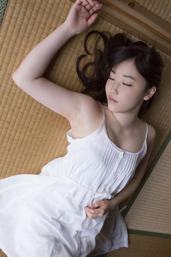 躺在席子上睡觉的日本清纯美女图片