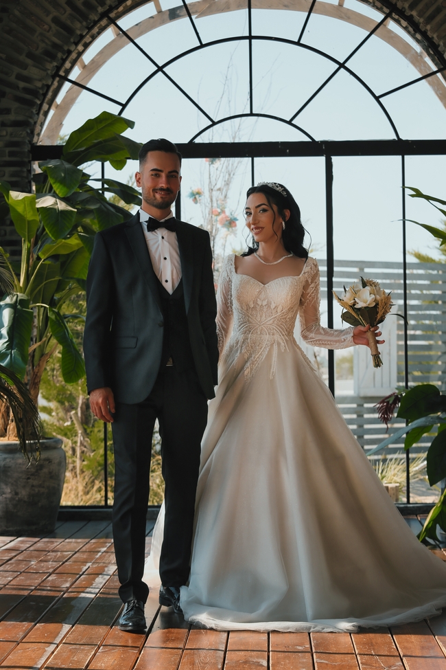 新婚帅哥美女牵手婚纱照图片