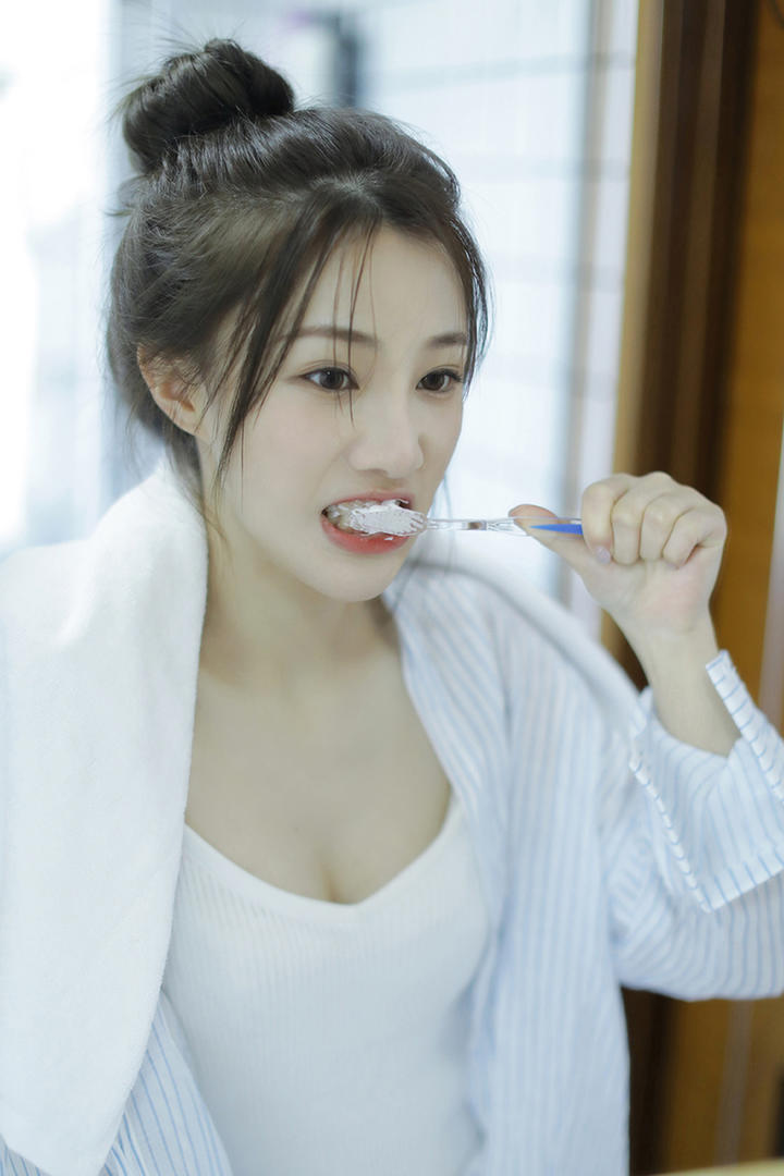 刷牙的清纯可爱美女图片