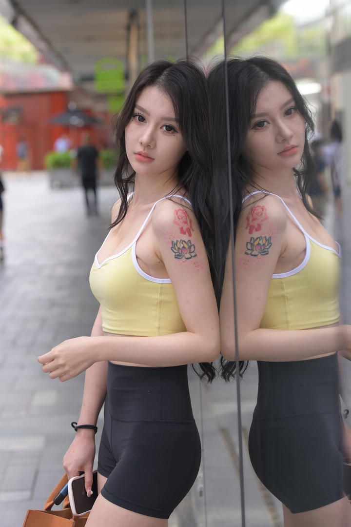 好看的紧身裤美女街拍壁纸图片大全
