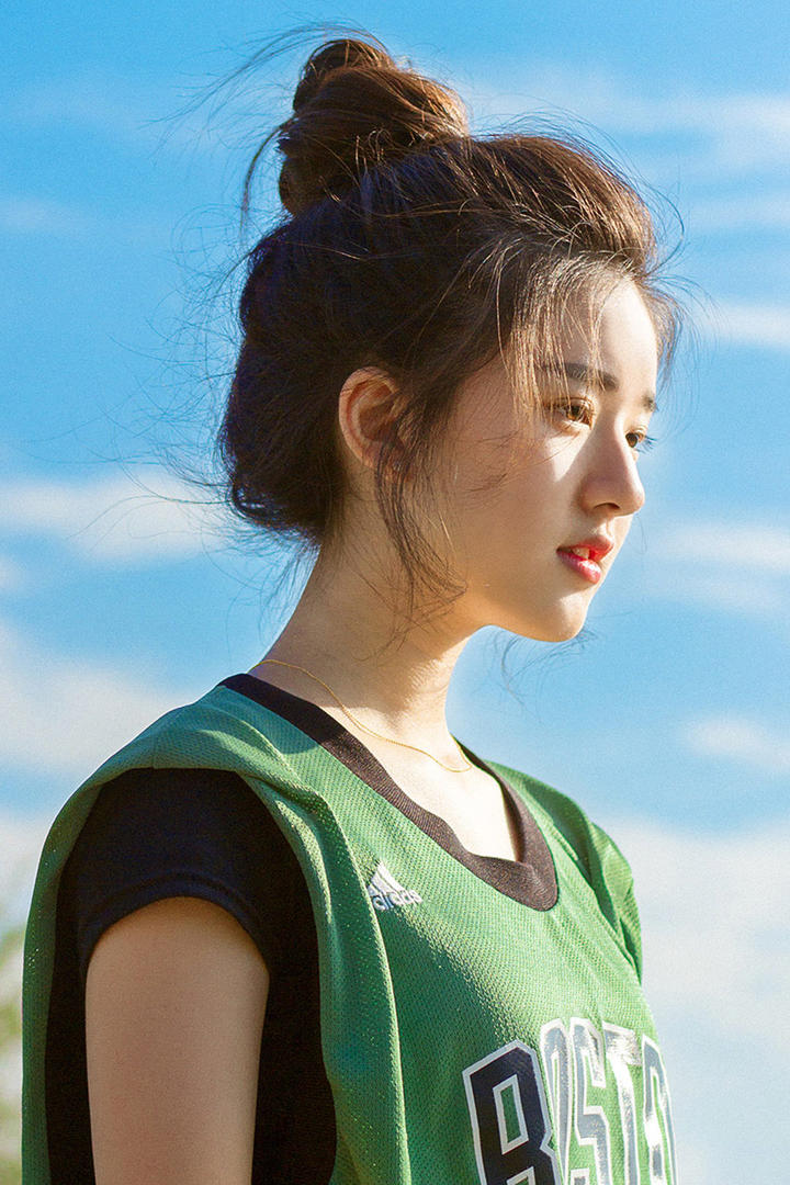 穿着球衣的90后美女明星赵露思图片