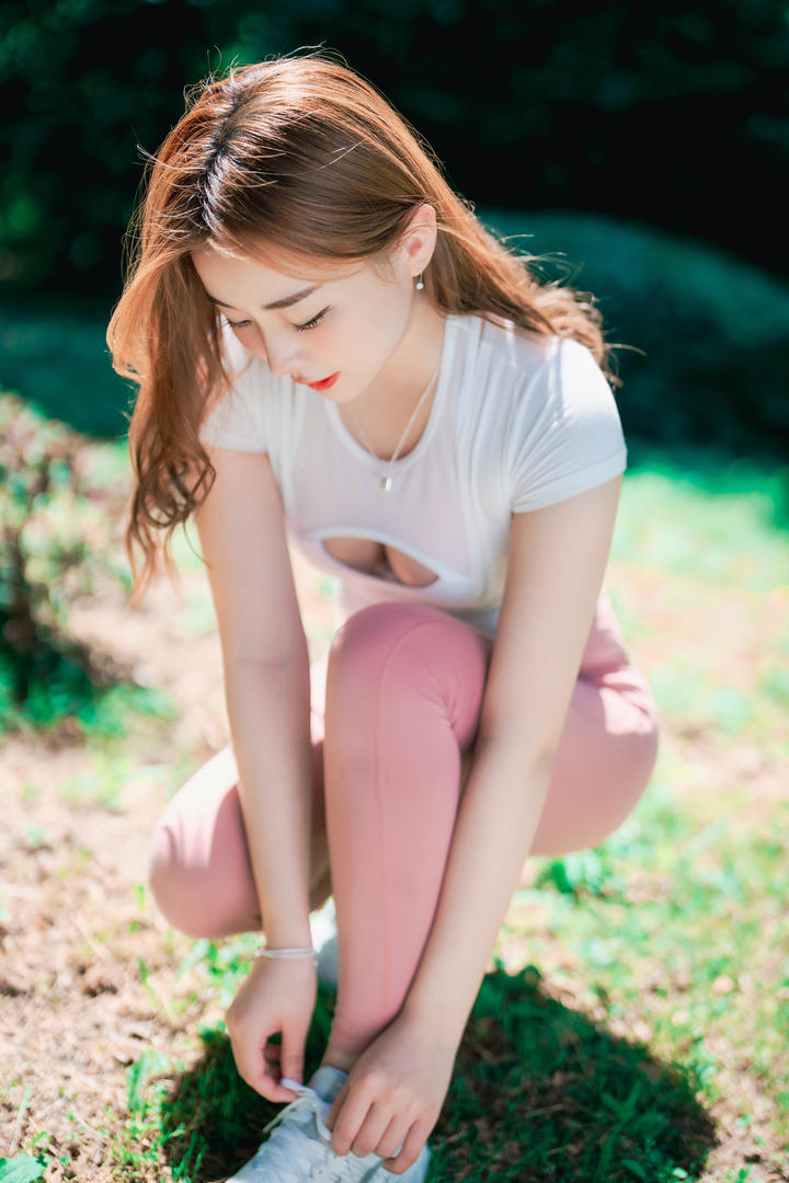 韩国女生爬山粉色瑜伽裤