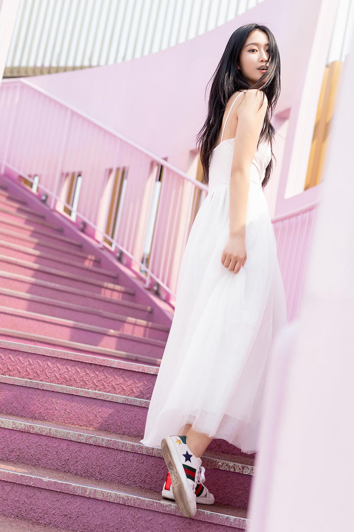 站在楼梯上的清纯长裙美女写真