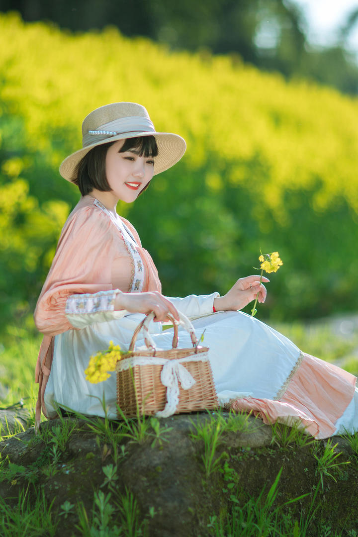油菜花地里的清纯女生高清唯美壁纸图片