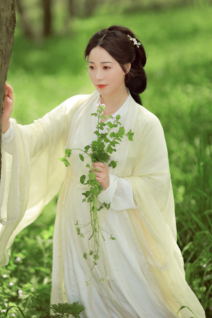 户外采花的唯美汉服美女艺术写真照片