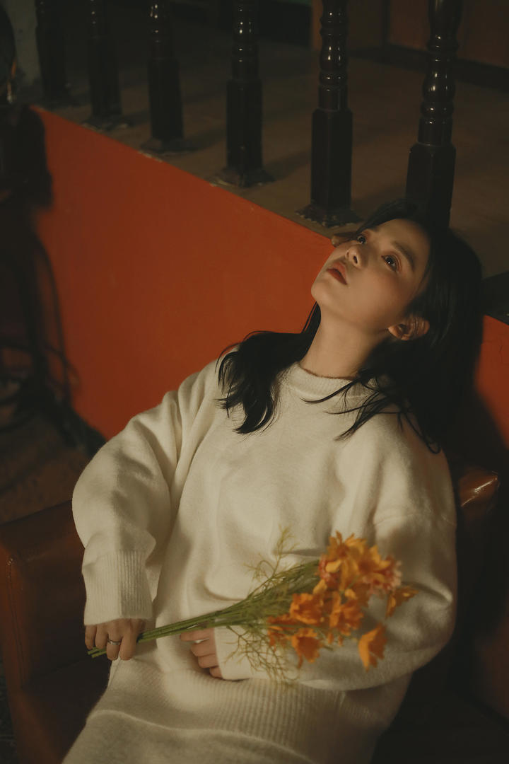 靠在沙发上发呆的qq头像女生图片