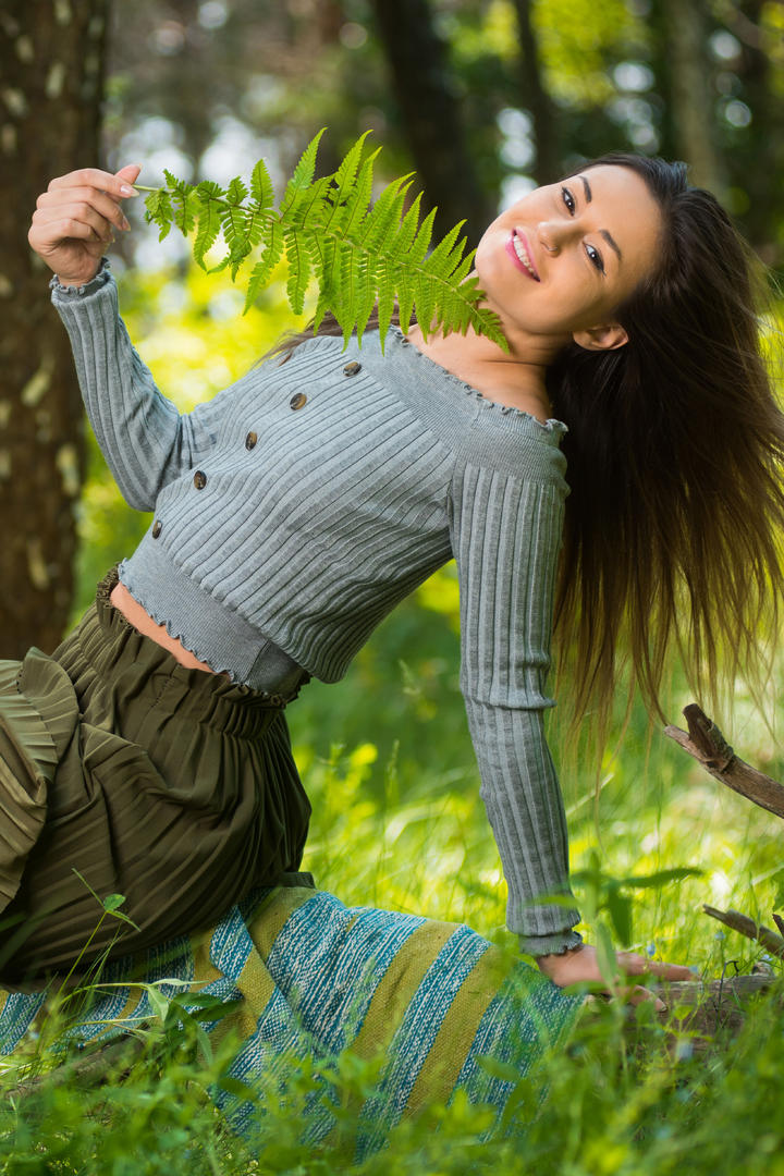 拿着树叶的高清欧美人体艺术写真图片