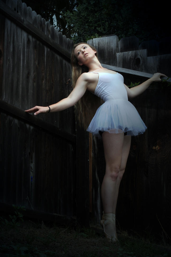 国外跳芭蕾的美女高清艺术写真图片