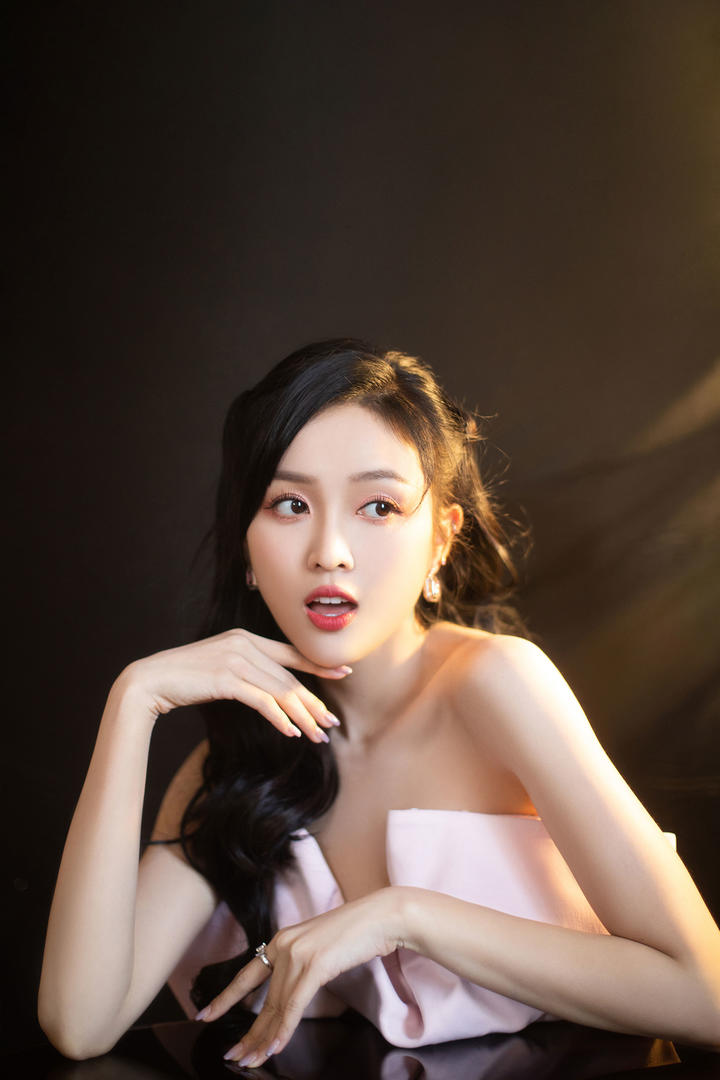 高清美女明星吴宣仪性感图片