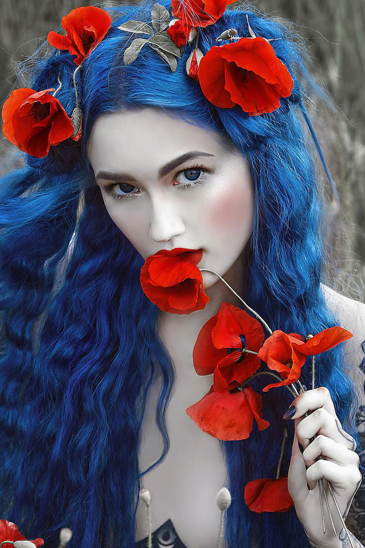 亲吻玫瑰花的欧美话剧演员艺术人像摄影图片