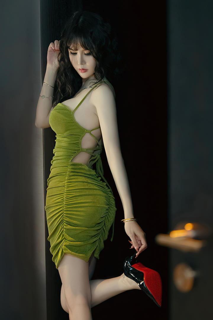 穿高跟鞋的性感女性人体写真图片