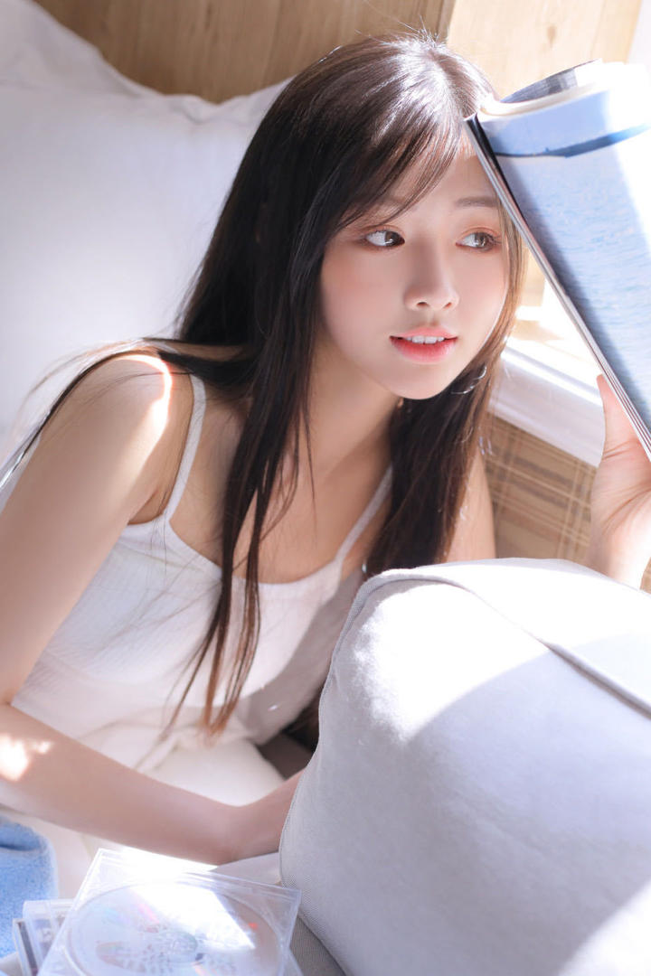 拿着书本的国内甜美清纯美女图片