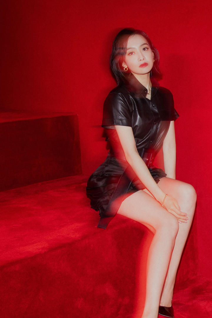 红色背景里的中国美女明星宋茜写真