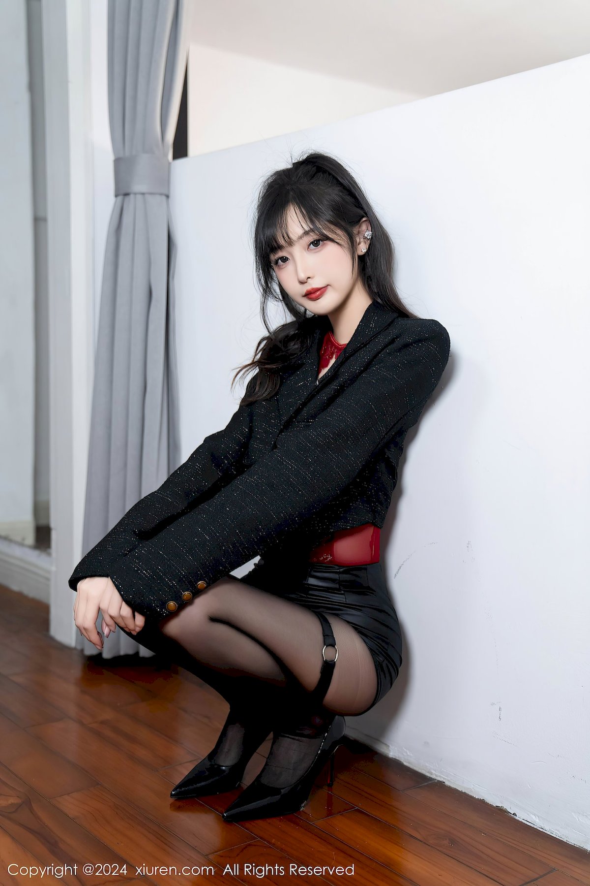 秀人网模特林星阑黑色上衣搭配黑色短裙长沙旅拍