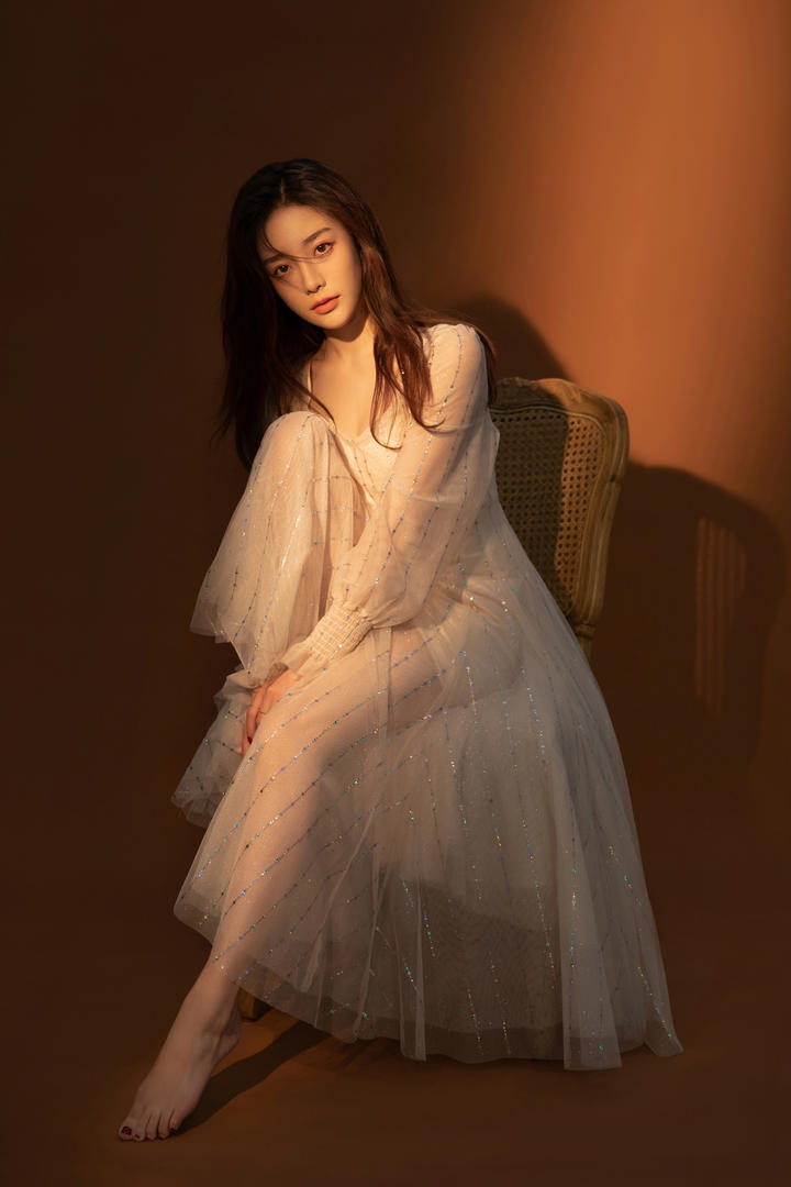 坐在椅子上的清纯女神美腿写真图片