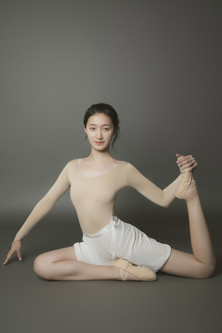 国产漂亮美女老师欣美做瑜伽优优顶级艺术写真图片
