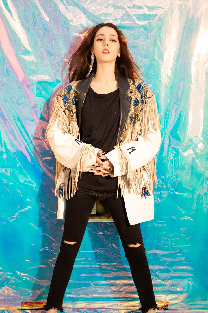 气质女星迪丽热巴全身写真