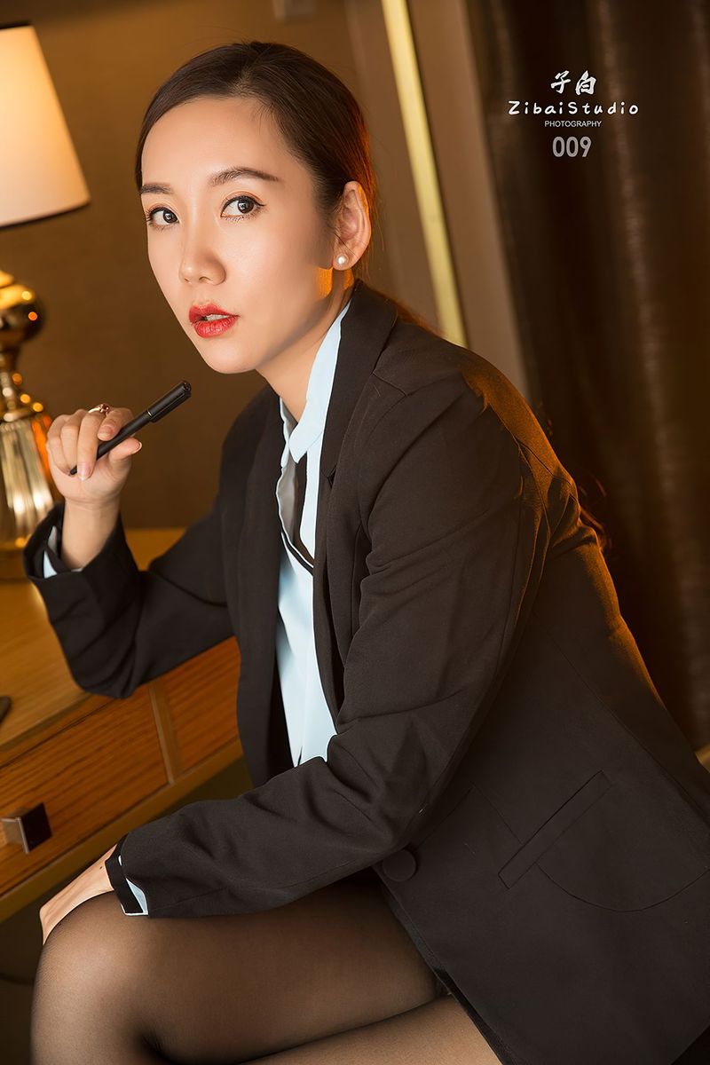 头条女神美女模特艾静香职场OL女秘书装扮蜜丝系列性感写真