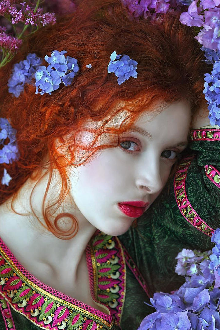 躺在花丛中的国外极品女生特写图片