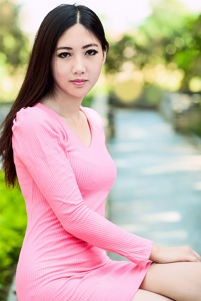 美女性感酥胸迷人清纯写真