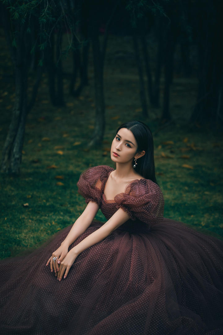 黑暗森林里的清纯美女明星哈尼克孜唯美壁纸图片