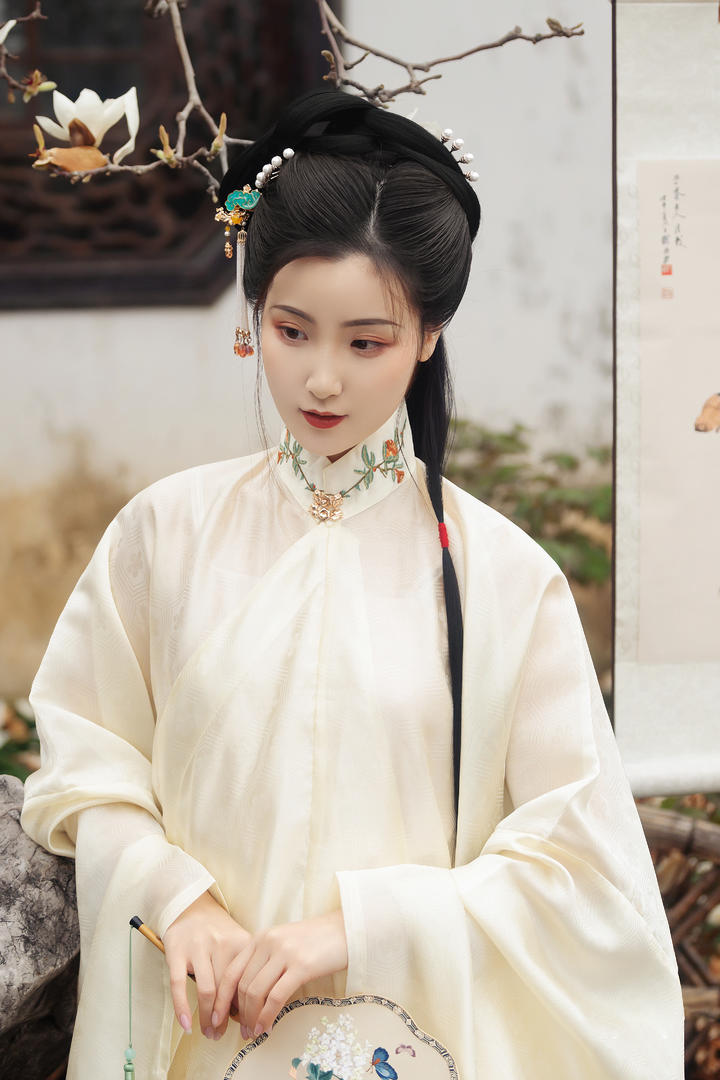 清纯的古典美女金儿艺术写真图片
