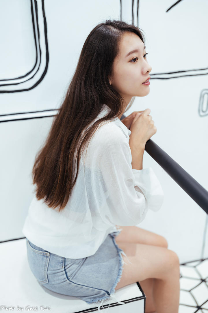 二次元漫画风包臀牛仔裙美女高清图片
