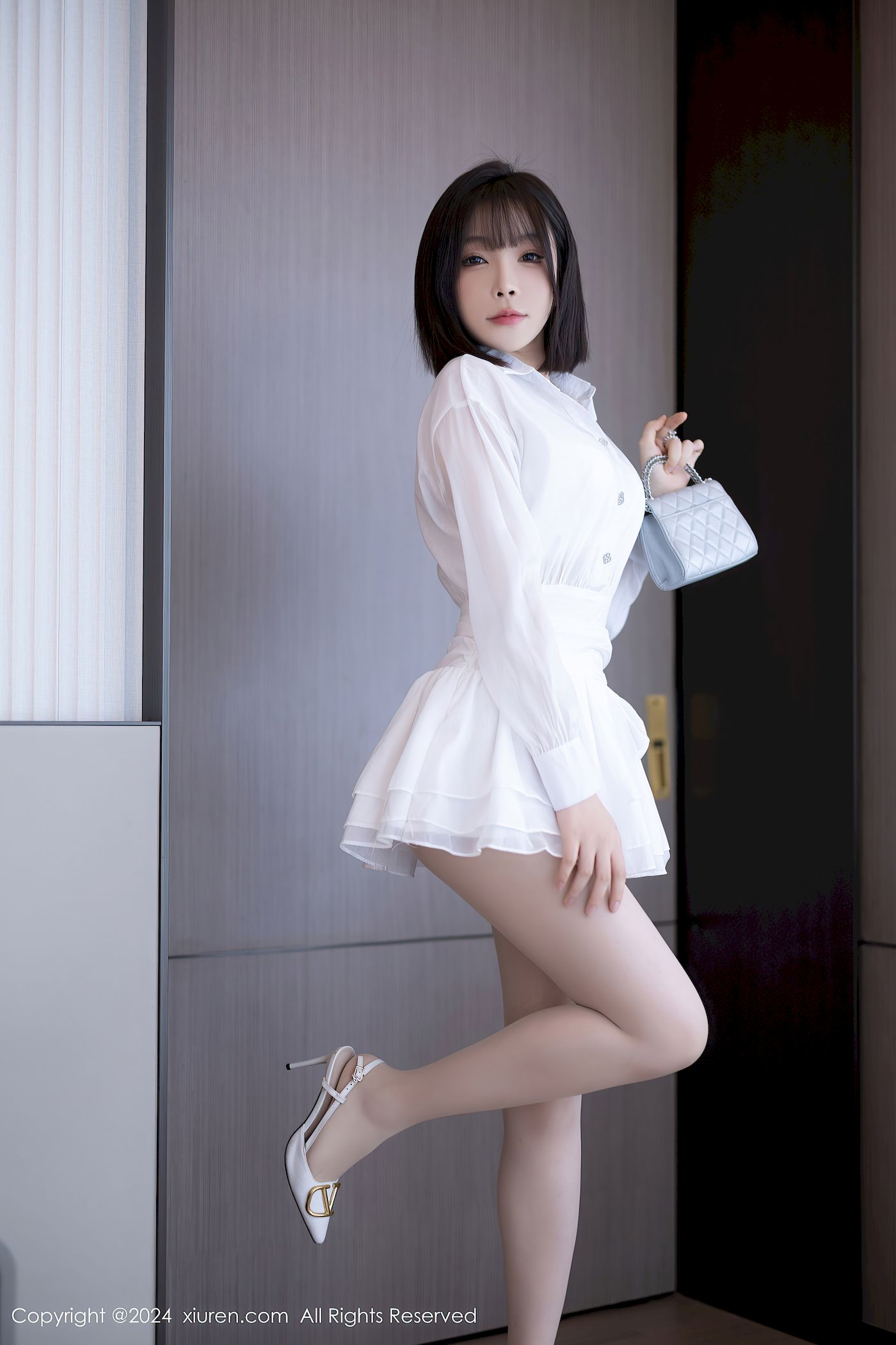 秀人网女神徐莉芝Booty白色连衣短裙白丝御姐性感写真