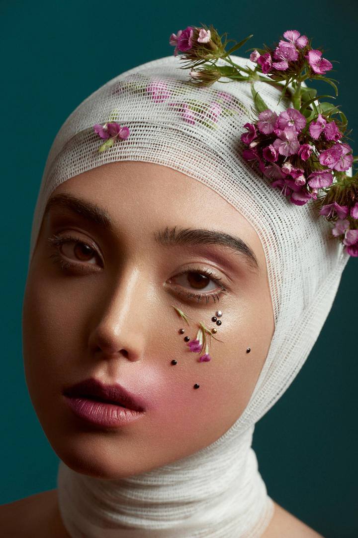 裹着纱布的国外美女人像艺术摄影图片欣赏